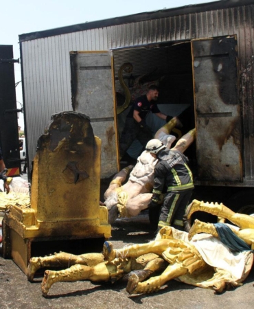 Serik’te Park Halindeki Kamyonda Yangın Çıktı