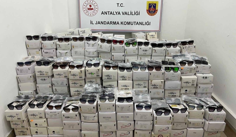 Kepez’de 16 Bin Kaçak Güneş Gözlüğü Ele Geçirildi!