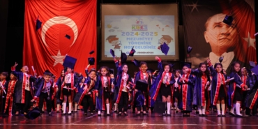 Miniklerden Renkli Mezuniyet Gösterisi