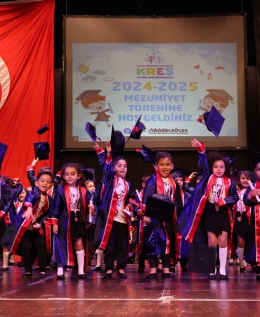 Miniklerden Renkli Mezuniyet Gösterisi