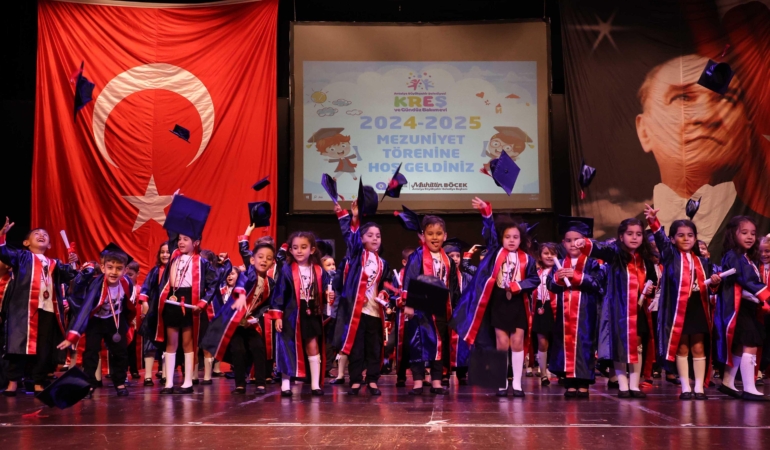 Miniklerden Renkli Mezuniyet Gösterisi