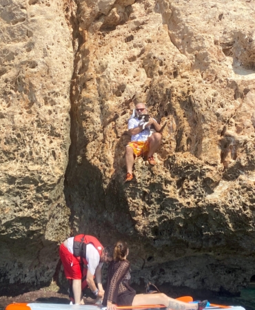 Falezlerden Kurtarılan Anne Kedi Yavrularına Kavuştu