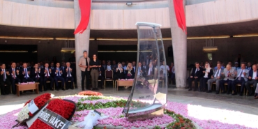 Demirel, 10. Yılında Güllerle Anıldı