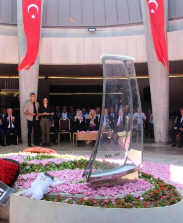 Demirel, 10. Yılında Güllerle Anıldı