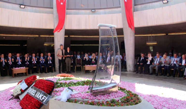 Demirel, 10. Yılında Güllerle Anıldı