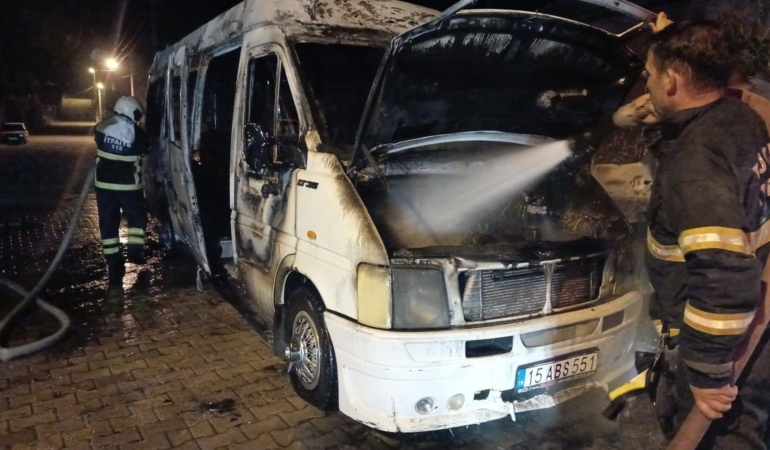 Park Halindeki Minibüs Yangını Korkuttu!
