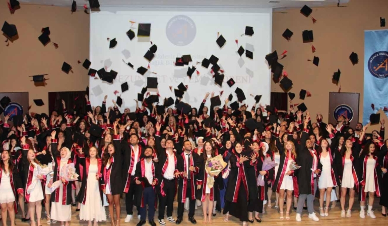 Lösemiyi Yenen Öğrenci, Fakülte Birincisi Oldu!