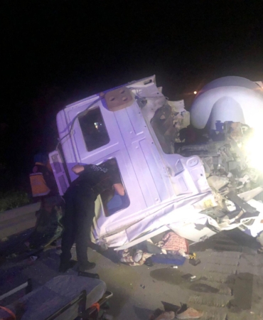 Bucak’ta TIR’a çarpan kamyonette kaza: 1 yaralı!