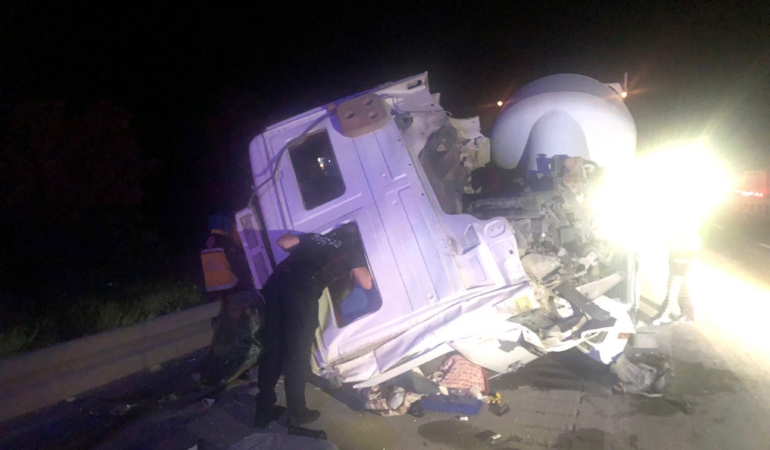 Bucak’ta TIR’a çarpan kamyonette kaza: 1 yaralı!