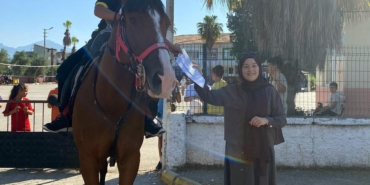 Atıyla Okula Gelen Öğrenci Karnesini Aldı!