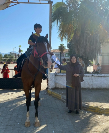 Atıyla Okula Gelen Öğrenci Karnesini Aldı!