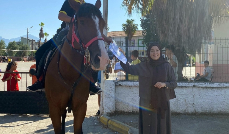 Atıyla Okula Gelen Öğrenci Karnesini Aldı!