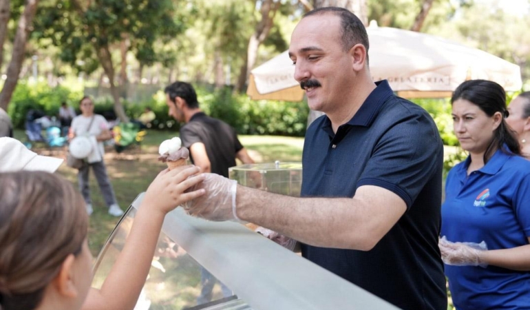 Başkan Kotan’dan Karne Hediyesi: Dondurma Keyfi!