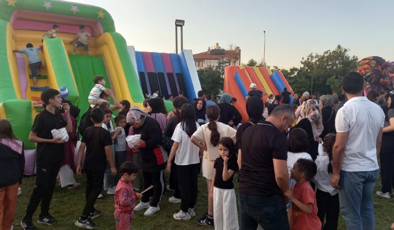 Sandıklı’da Eğlenceli Çocuk Karnavalı Düzenlendi