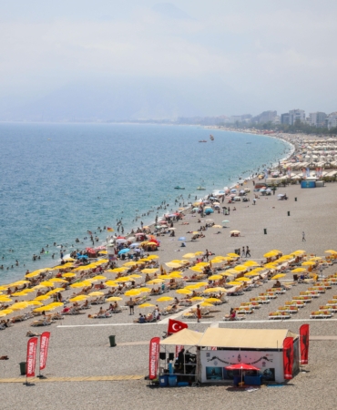 Sınav Sonrası Antalya Sahilleri Dolup Taştı!