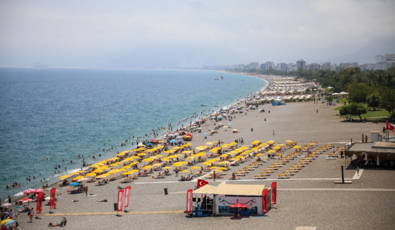 Sınav Sonrası Antalya Sahilleri Dolup Taştı!