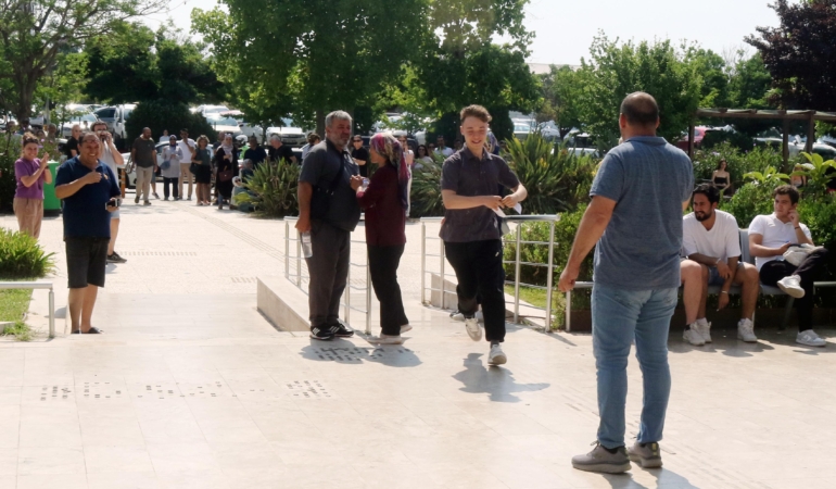 Son Saniyede Salona Giren Adaya Velilerden Destek