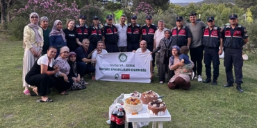 Jandarmaya Sürpriz Kutlama: Çiçeklerle Karşılandı