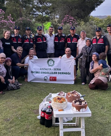 Jandarmaya Sürpriz Kutlama: Çiçeklerle Karşılandı