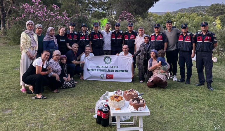 Jandarmaya Sürpriz Kutlama: Çiçeklerle Karşılandı