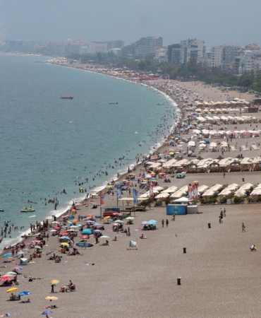 YKS Sonrası Antalya’da Sahil Yoğunluğu Artıyor!
