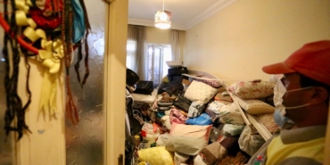 Kepez’de Çöp Ev Operasyonu: 8 Kamyon Temizlik