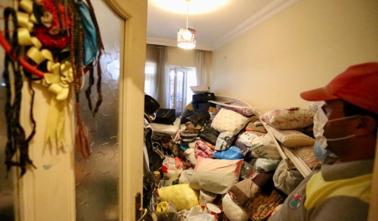 Kepez’de Çöp Ev Operasyonu: 8 Kamyon Temizlik