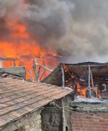 Burdur’da Korkunç Yangın: İki Ev Küle Döndü!
