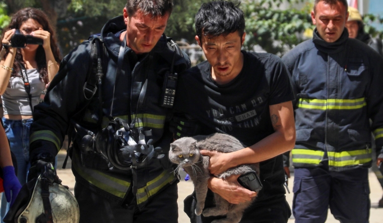 Kedisini Yangında Bırakmayan Adam Kurtarıldı