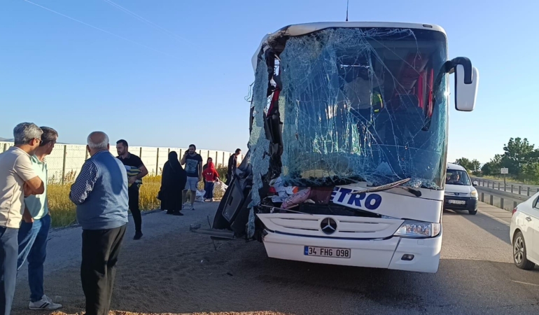 Afyonkarahisar’da Otobüs TIR’a Çarptı: 9 Yaralı!