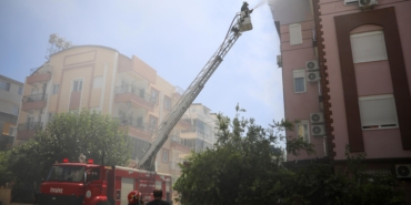 Antalya’da Yangın Panik Yarattı, Meraklı Kalabalık