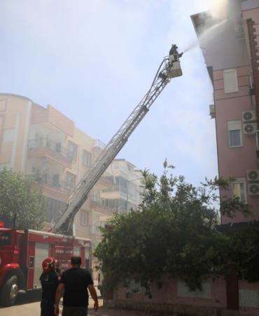 Antalya’da Yangın Panik Yarattı, Meraklı Kalabalık