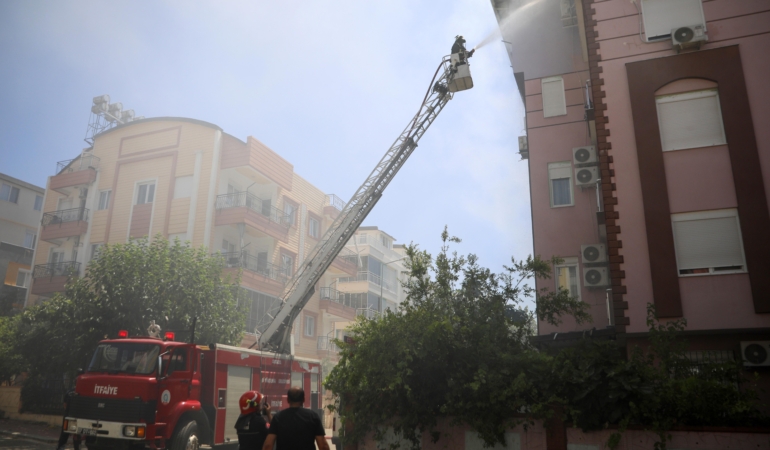 Antalya’da Yangın Panik Yarattı, Meraklı Kalabalık