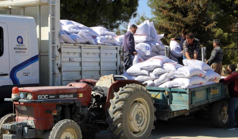 Antalya’dan Çiftçilere 2.851 Çuval Yem Desteği!