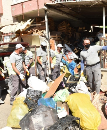 6 Katlı Binadan 20 Kamyon Çöp Çıktı!