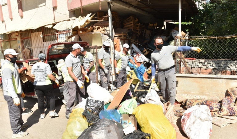 6 Katlı Binadan 20 Kamyon Çöp Çıktı!