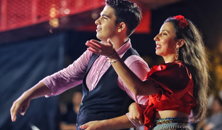 Antalya’da Renkli Müzik ve Dans Festivali Coşkusu