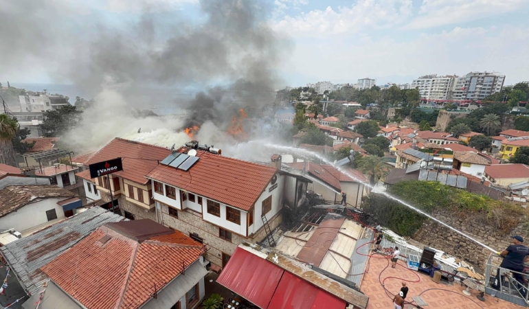 Kaleiçi’nde Yangın: Tarihi Semt Alevler İçinde!