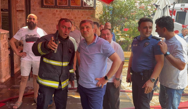 Antalya Kaleiçi’nde Yangın: 3 Bina Zarar Gördü!