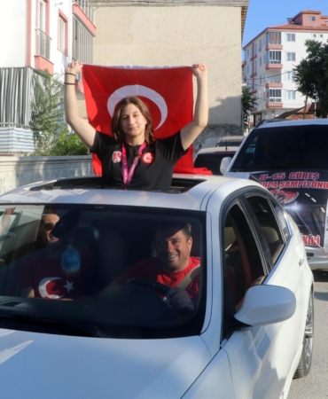 Avrupa Şampiyonu Begüm, Burdur’da Coşkuyla Karşılandı