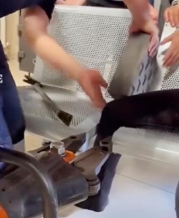 Demir Sandalyede Sıkışan Çocuğu İtfaiye Kurtardı!