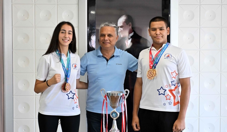 Muratpaşa’nın Gururu: İki Şampiyon Kick Boksçu!