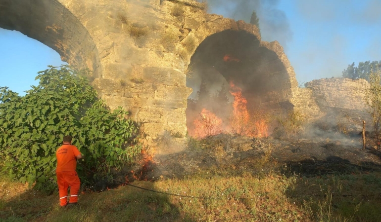 Aspendos’ta Yangın, Tarihi Su Kemerleri Kurtarıldı