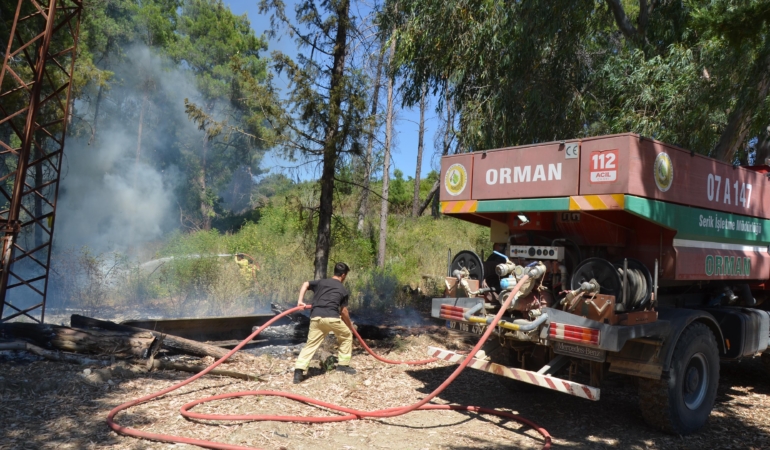 Serik’te Yangın Ormana Sıçramadan Söndürüldü