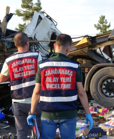 Lastiği Patlayan TIR, Karşı Şeride Geçti: 1 Ölü