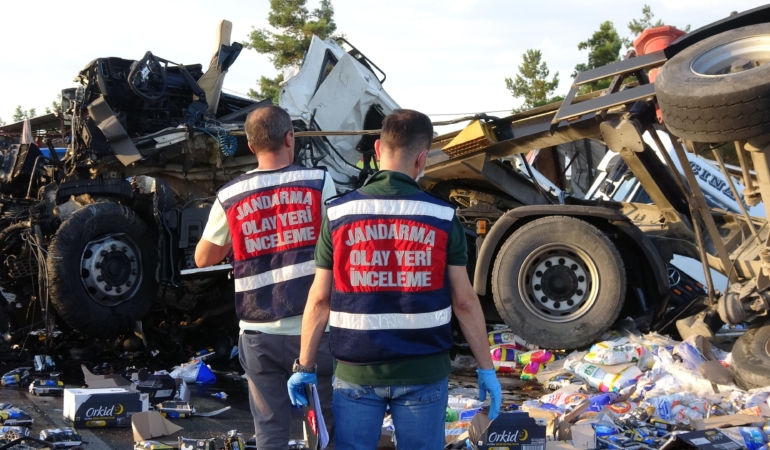 Lastiği Patlayan TIR, Karşı Şeride Geçti: 1 Ölü