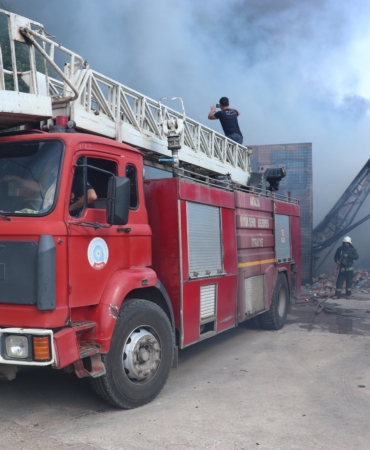 Yangın Anında İtfaiyeciler Çöken Duvarla Yüz Yüze!