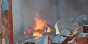 Mobilya Fabrikasında Yangın: İtfaiyeciler Kurtuldu