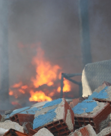 Mobilya Fabrikasında Yangın: İtfaiyeciler Kurtuldu