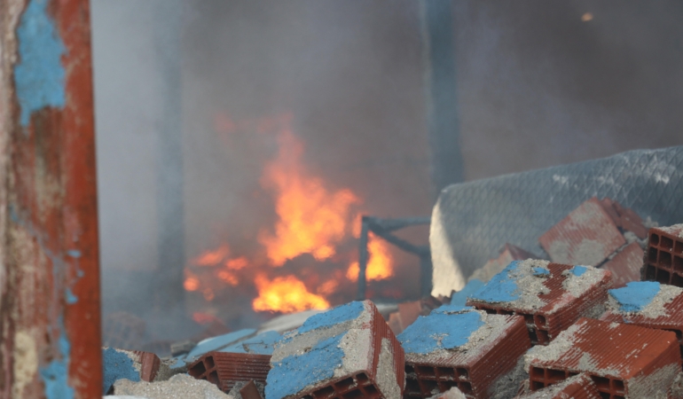 Mobilya Fabrikasında Yangın: İtfaiyeciler Kurtuldu